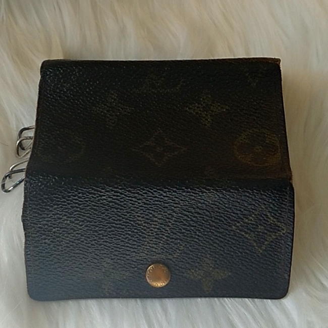 Louis Vuitton Auth Key Holder. See Pictures